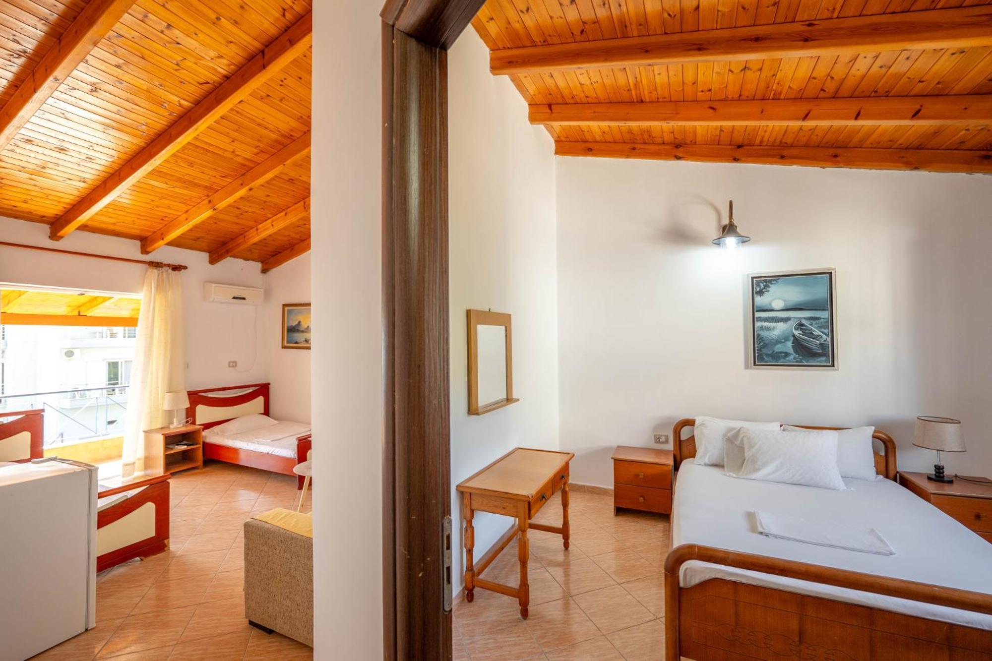 Hotel Portokali Himare Bagian luar foto