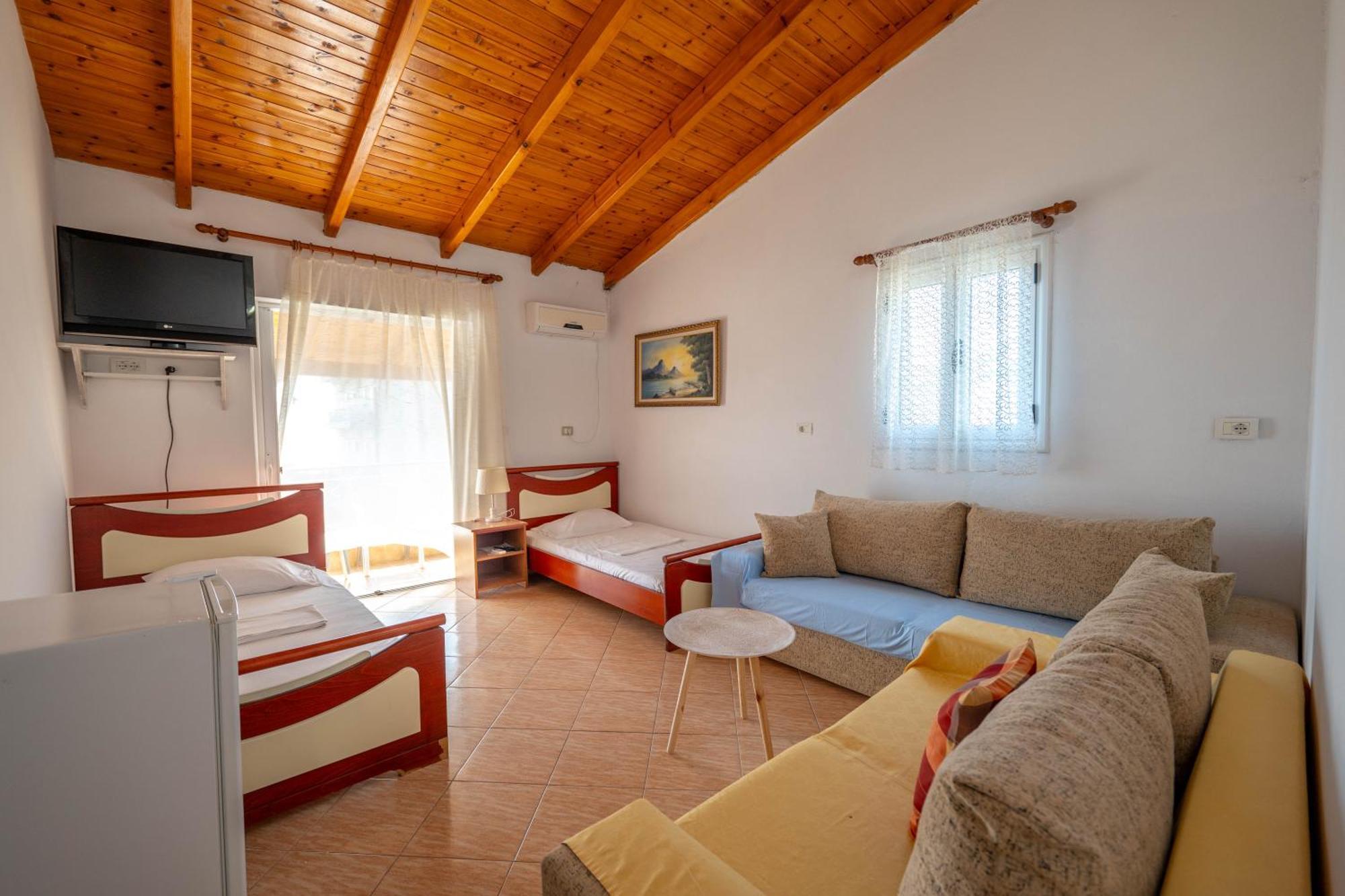 Hotel Portokali Himare Bagian luar foto